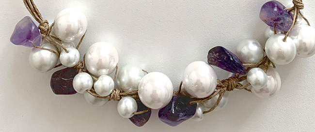 Pearls and violet amethysts necklace